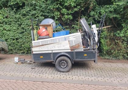 Volgeladen aanhanger. Locatie Prins Bernhardstraat in Gendringen