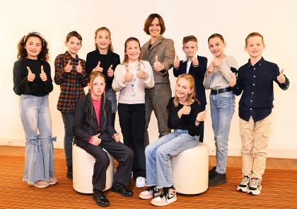 De nieuwe kindergemeenteraad van Oude IJsselstreek met wnd. burgemeester Mirjam Maasdam