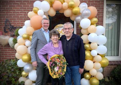 Locoburgemeester Ben Hiddinga met het diamanten paar Annie en Gerard Evers