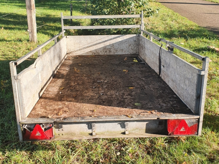 Achteraanzicht aanhanger zonder kenteken in de openbare ruimte aan de Hiddinkdijk te Heelweg