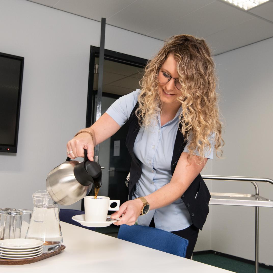 Facilitair medewerker Manouk van Uum schenkt koffie in